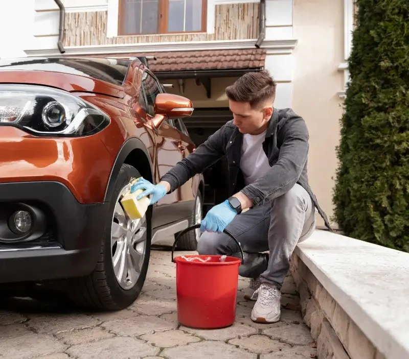 Lavage auto à domicile Fajoles : professionnel intervenant sur un véhicule